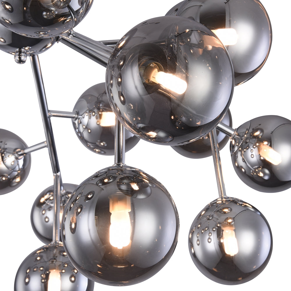 Gros plan sur les globes fumés et les ampoules allumées à l'intérieur