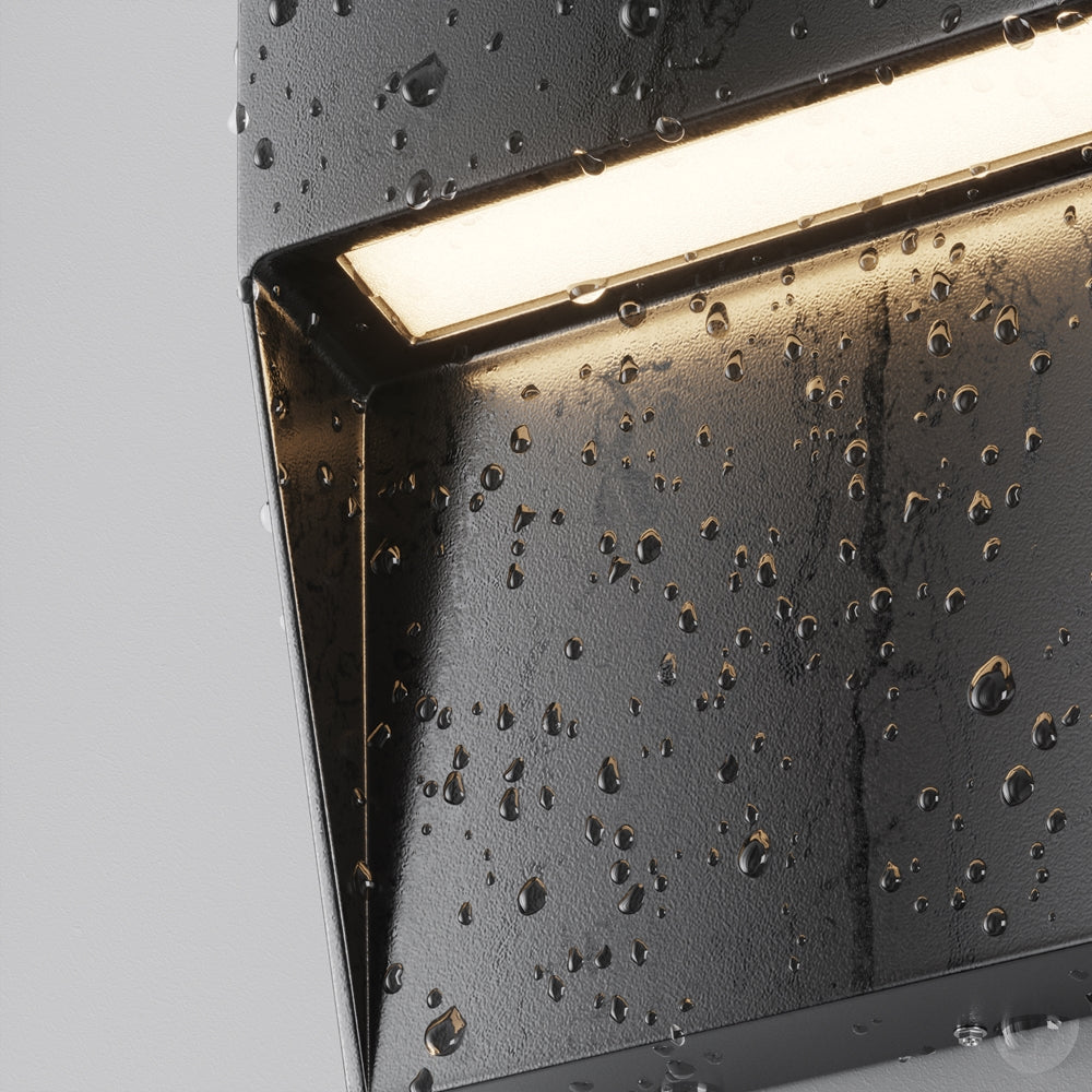 Gouttes d'eau sur la surface noire du luminaire, gros plan après exposition à la pluie.