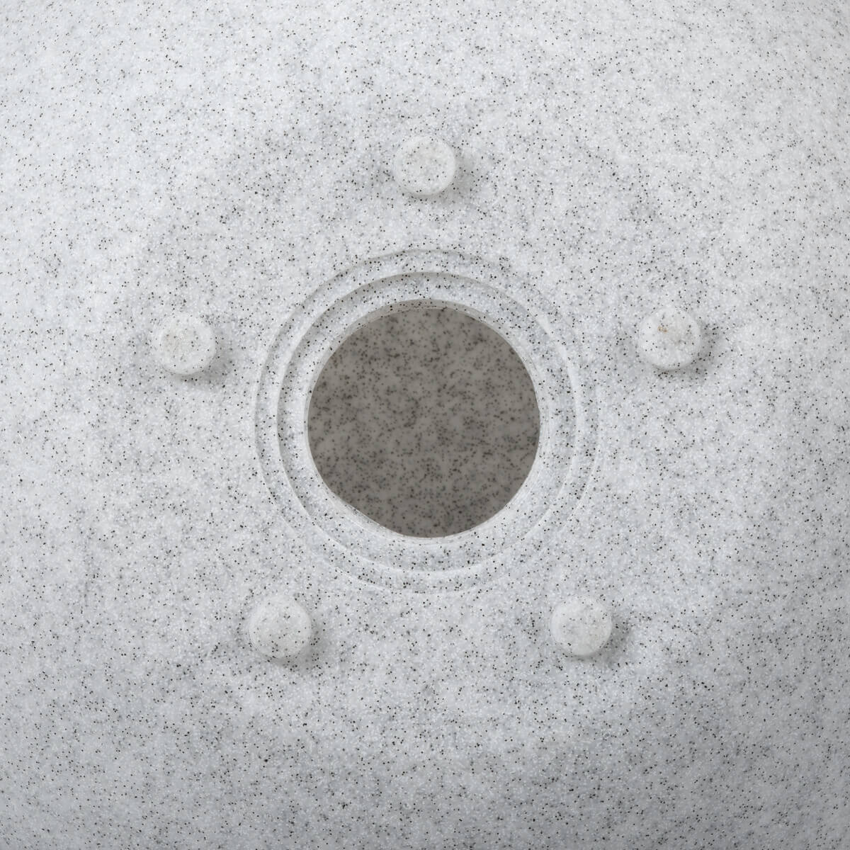 Détail du dessous avec trou central et quatre vis de fixation