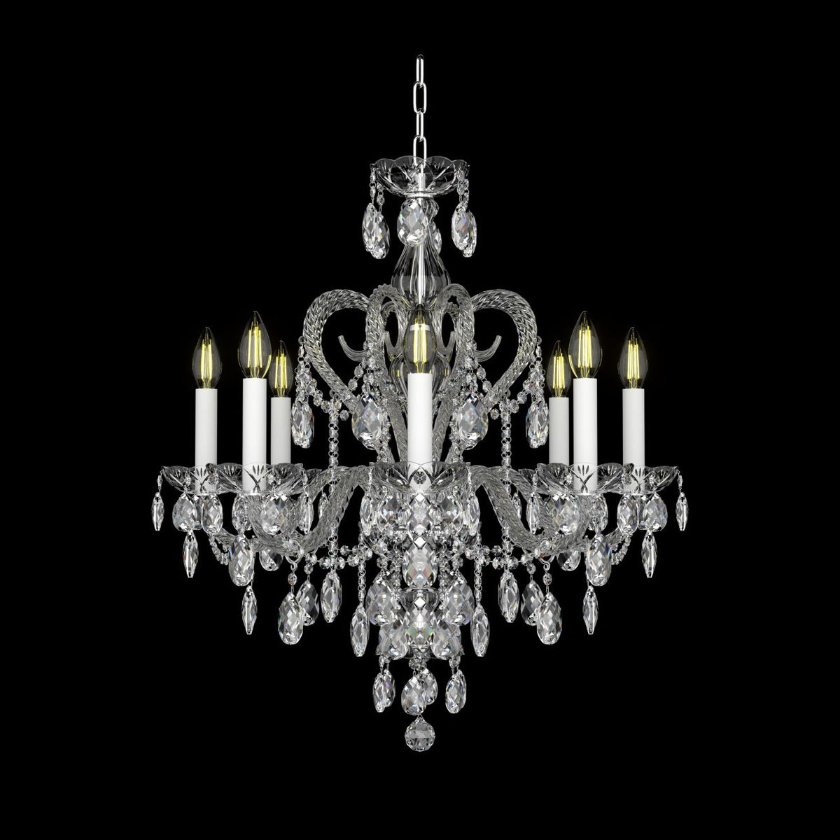 Lustre cristal à bras recourbés, vue rapprochée sur fond noir, détails des pendeloques.