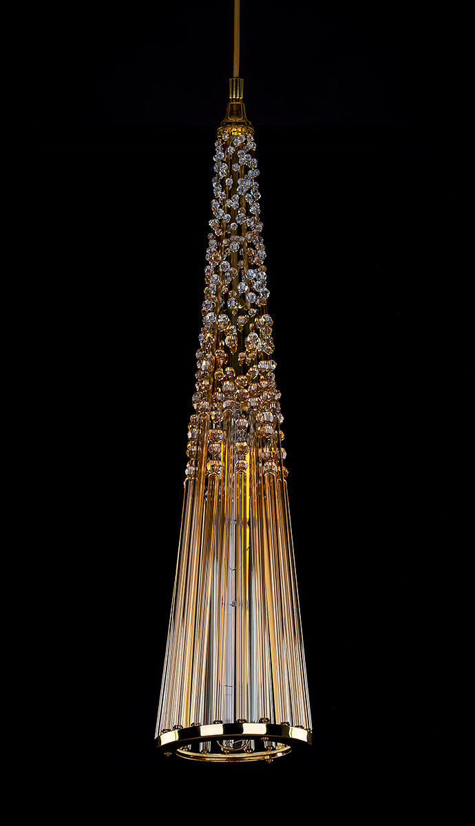 Détail du bas du luminaire, anneau doré et longues tiges de cristal