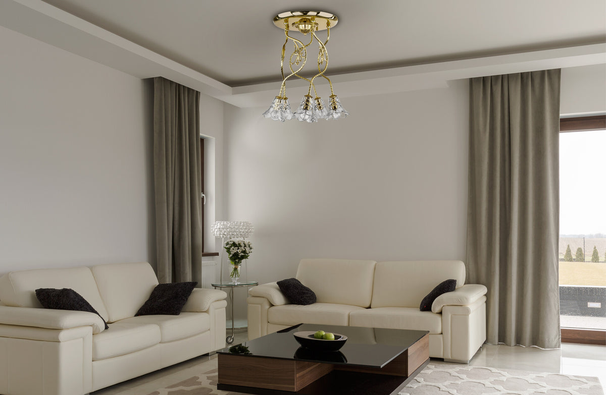 Lustre installé au plafond dans un salon moderne avec canapés blancs et rideaux beiges