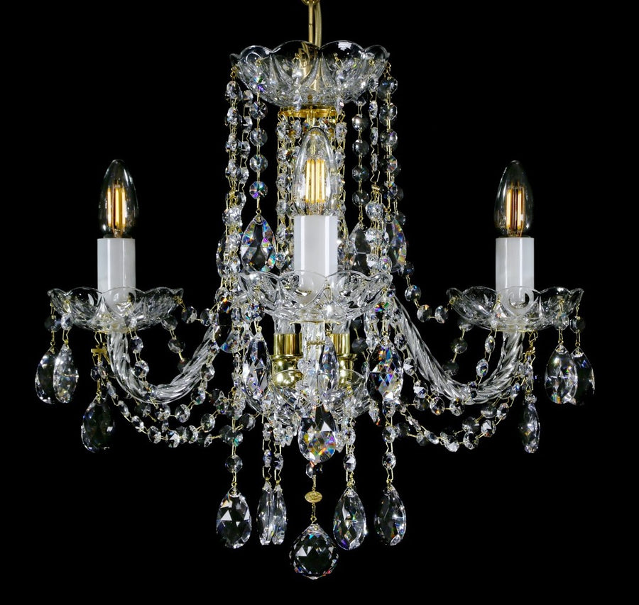 Lustre de cristal à trois bras, pendeloques en gouttes, présenté de face sur fond noir