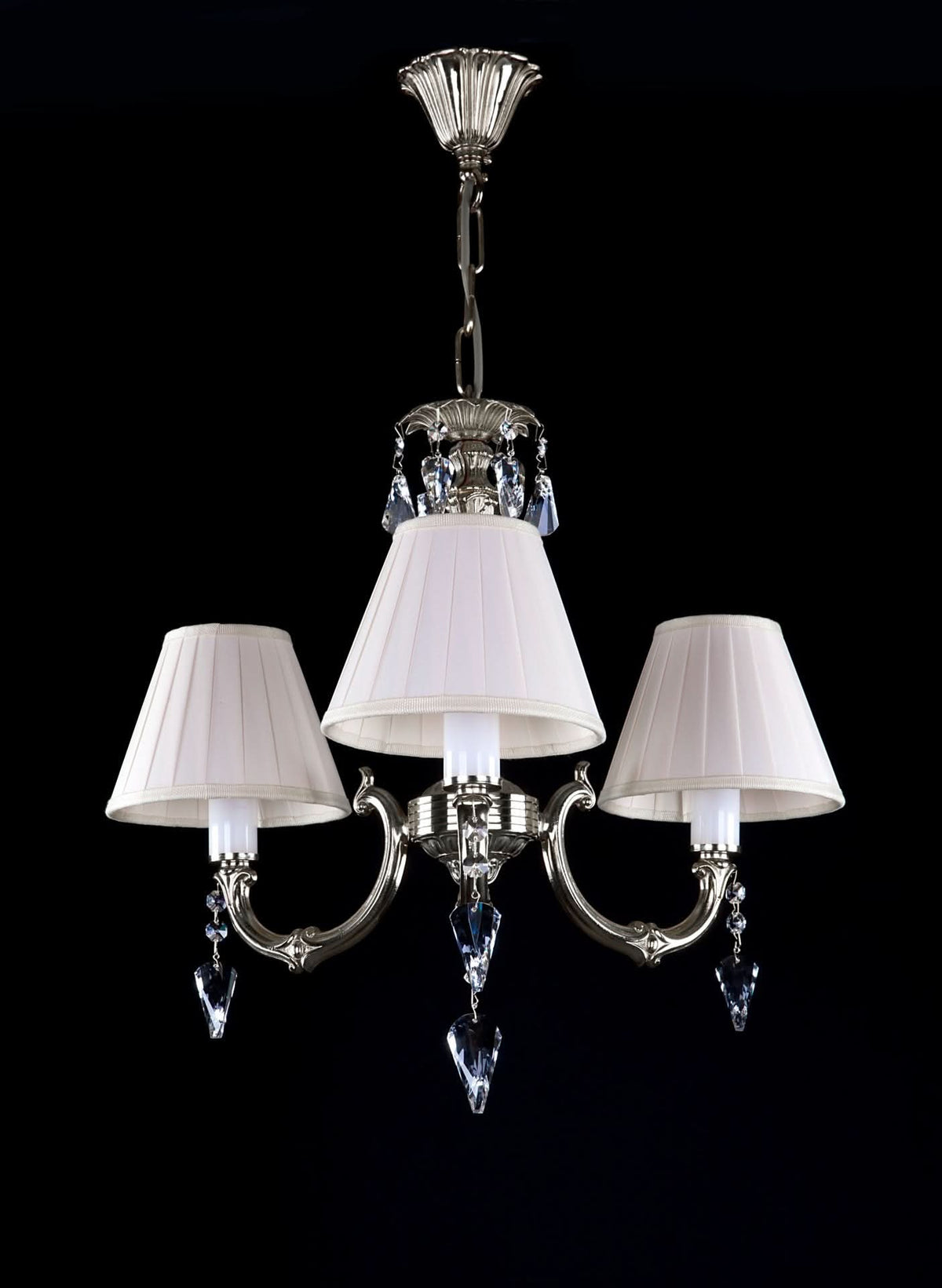 Version argentée du lustre à trois bras, abat-jours blancs plissés et pendentifs en cristal.
