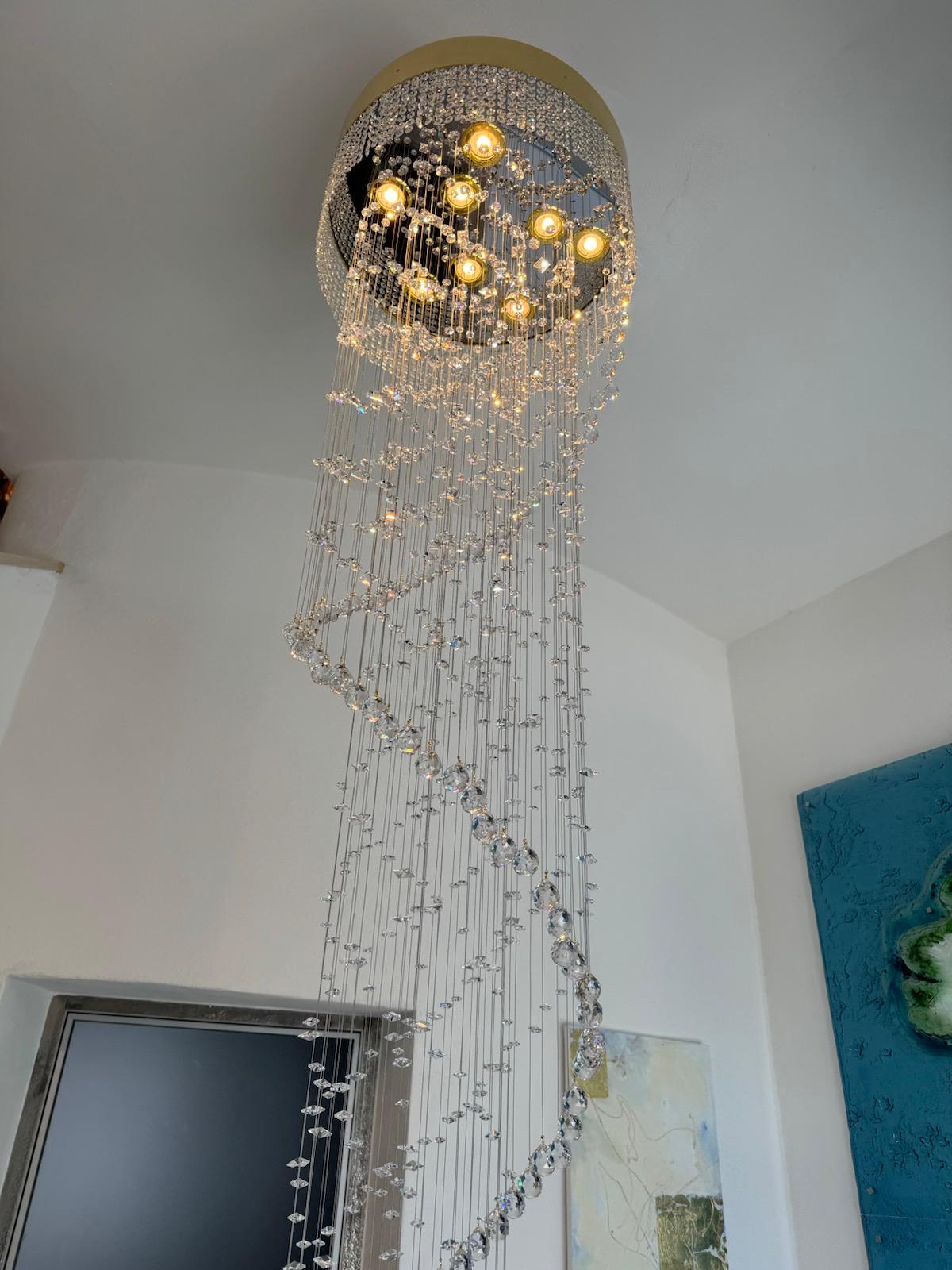 Contre-plongée dans un intérieur, ampoules allumées sous la coupole sertie de cristaux
