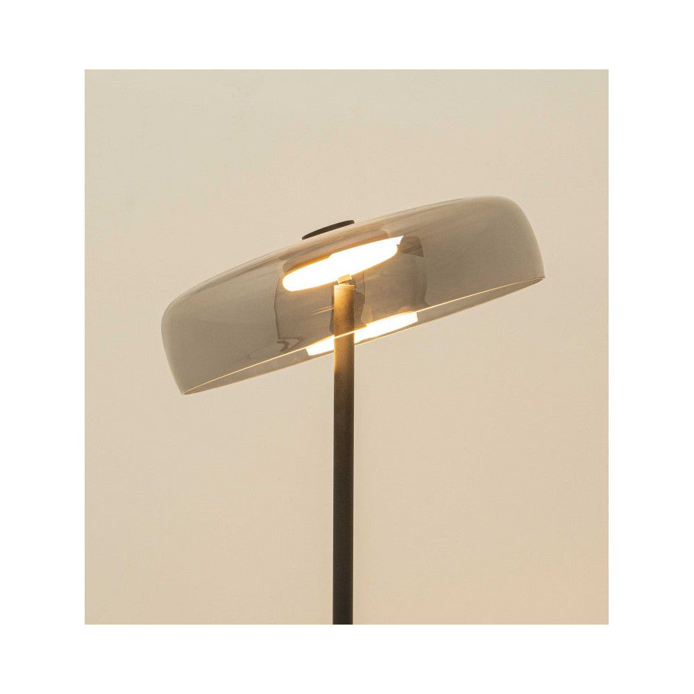 Gros plan sur l'abat-jour translucide et sa lumière chaude allumée