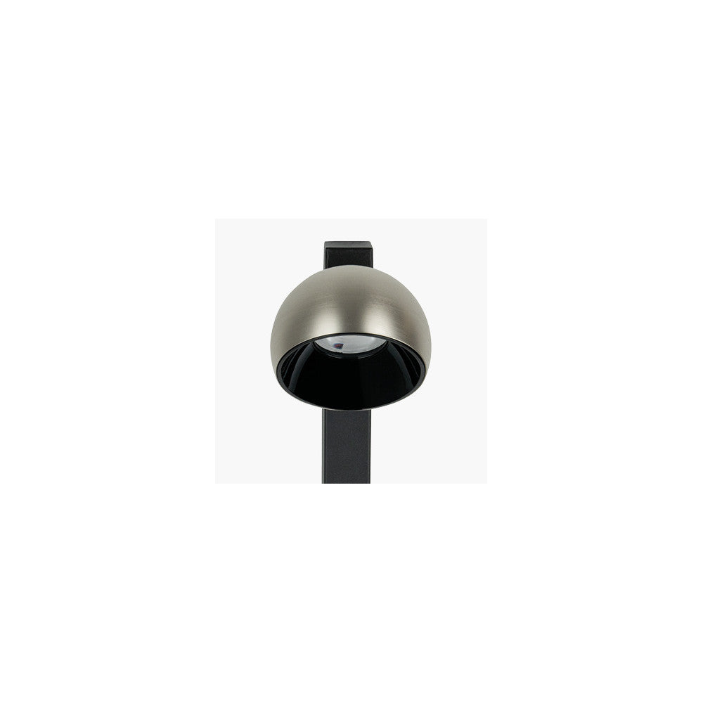 Gros plan sur la tête en aluminium brossé et son diffuseur noir.