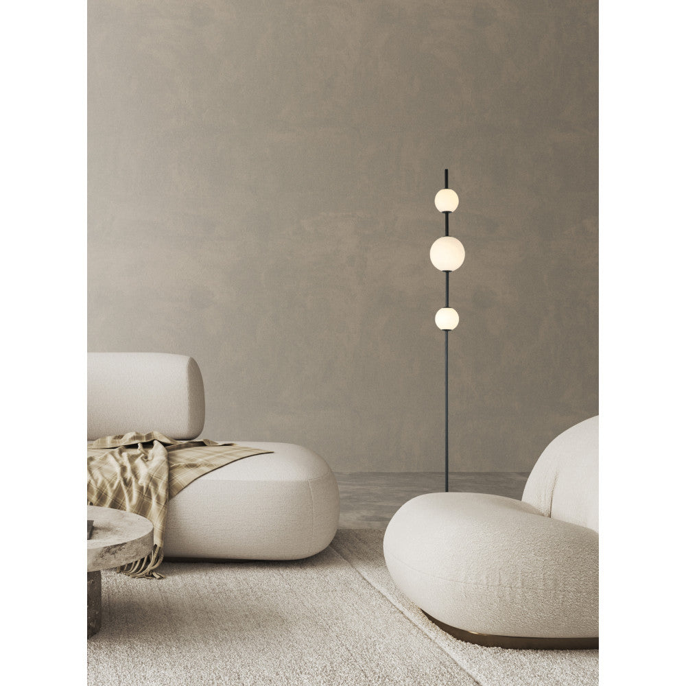 Mise en ambiance du lampadaire éclairé près d'un canapé beige en tissu bouclé