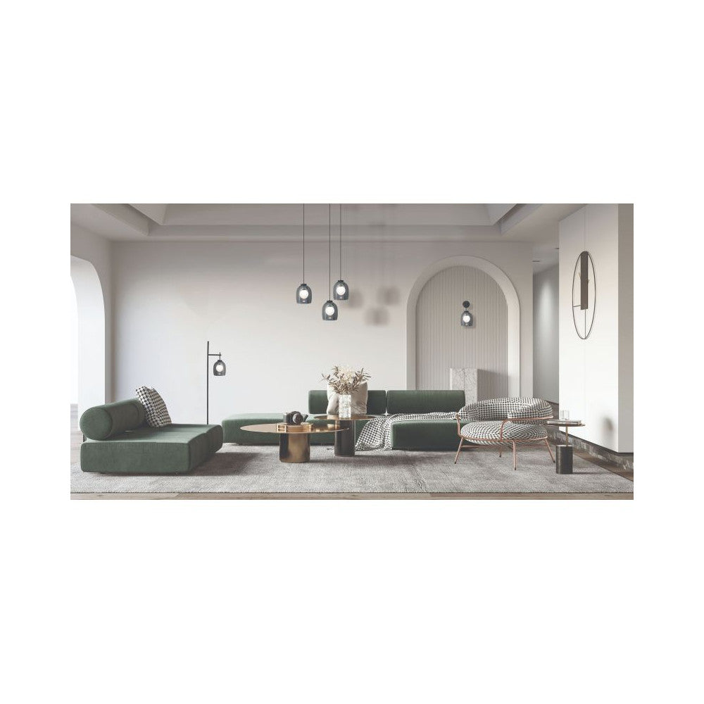 Mise en ambiance d'un salon moderne avec canapé vert et lampadaire allumé