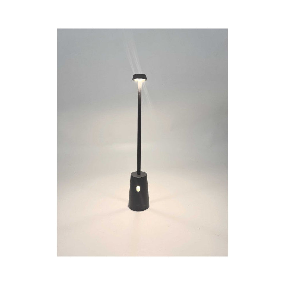 Lampe allumée dans un décor neutre, halo lumineux diffusé vers le bas