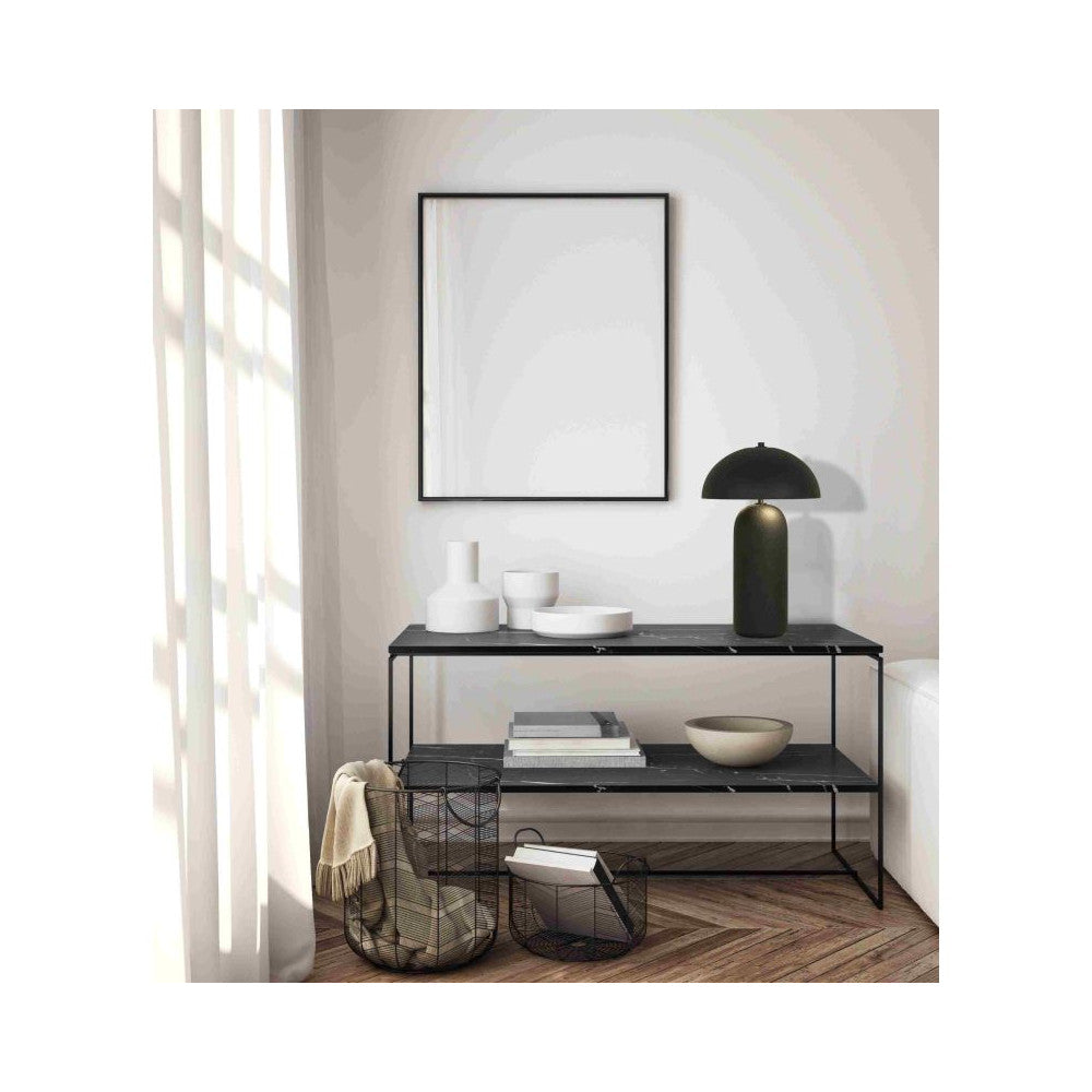 Mise en ambiance sur une console noire avec cadre et objets décoratifs
