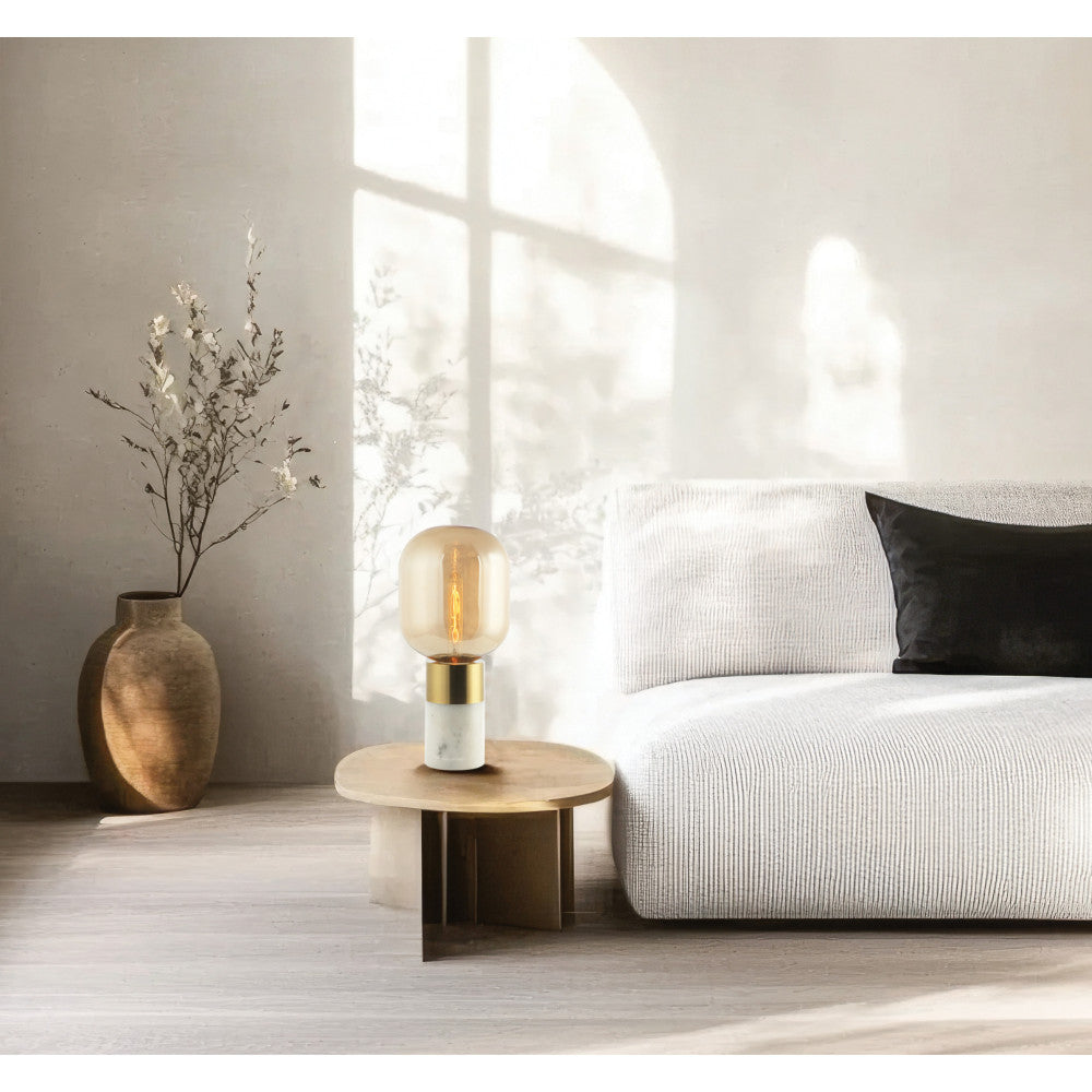 Scène de salon lumineuse, lampe posée sur table basse en bois devant un canapé clair