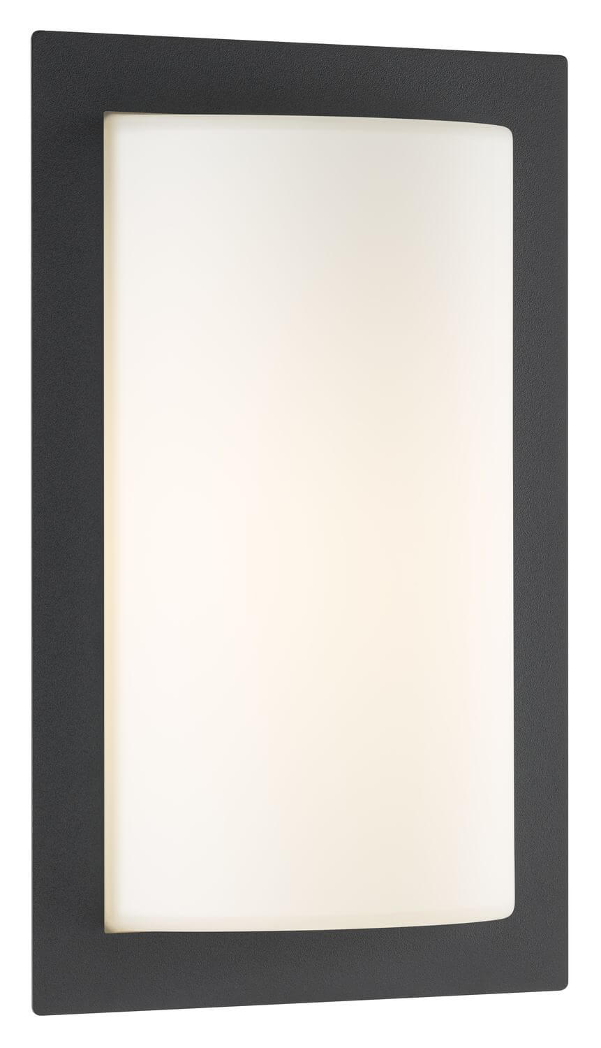 Applique allumée en situation, lumière chaude à travers le diffuseur blanc.