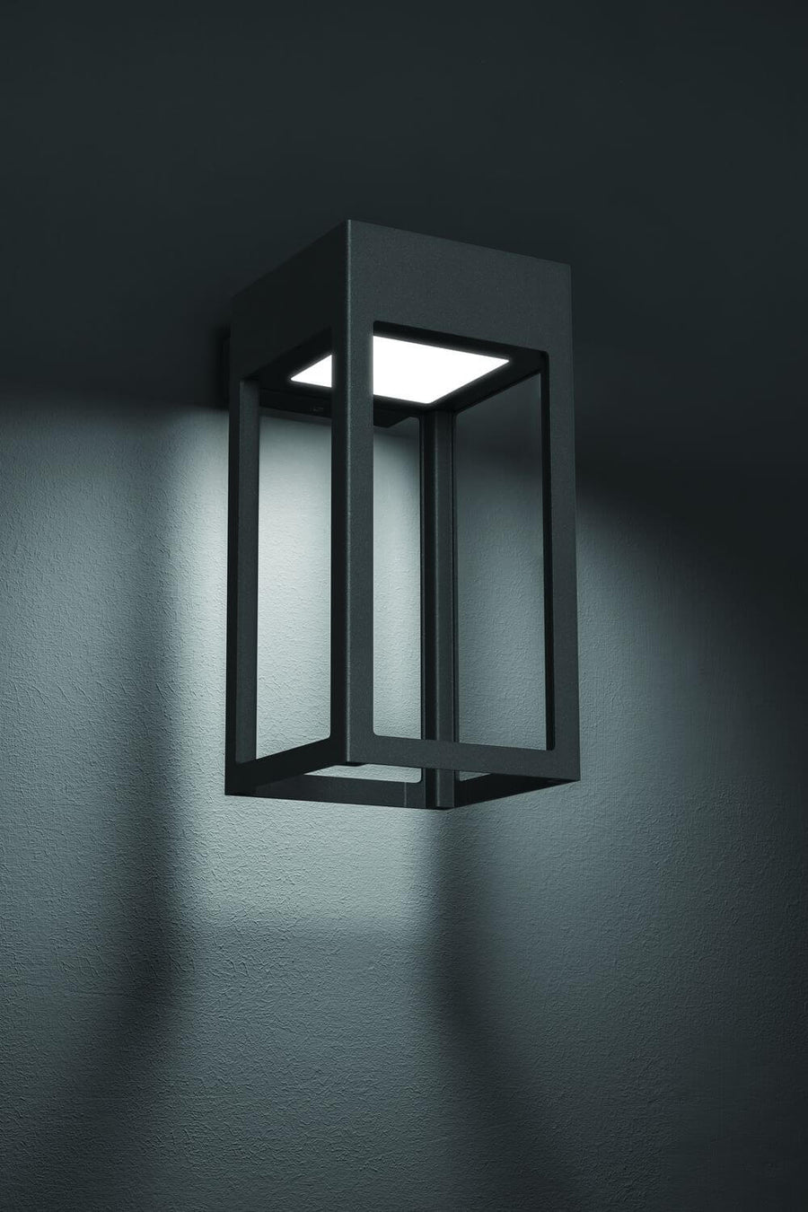 Vue rapprochée du luminaire cubique anthracite, dalle LED blanche au sommet