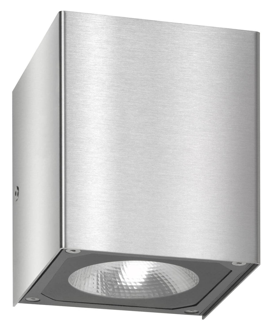Produit isolé sur fond blanc, face avant en inox brossé