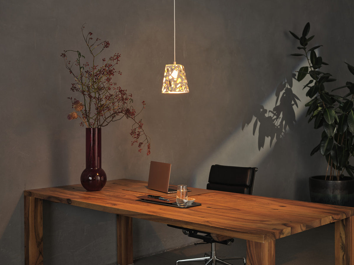 Mise en ambiance au-dessus d'un bureau en bois, lumière chaude et ombres