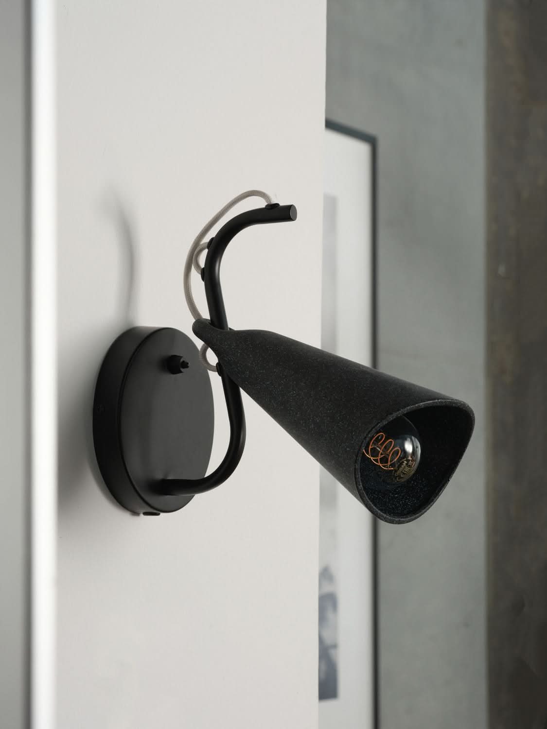 Détail de l'intérieur de l'abat-jour en forme de cône avec l'ampoule visible.
