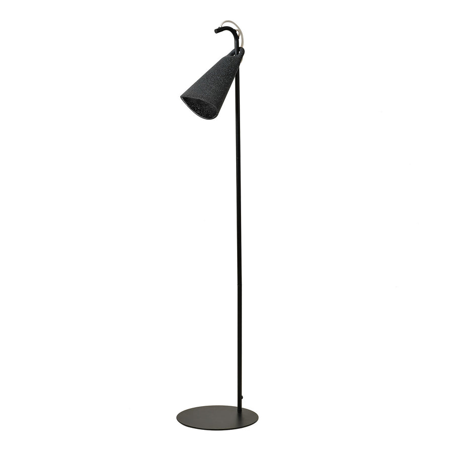 Lampadaire au sol noir avec un abat-jour conique incliné vers le bas.