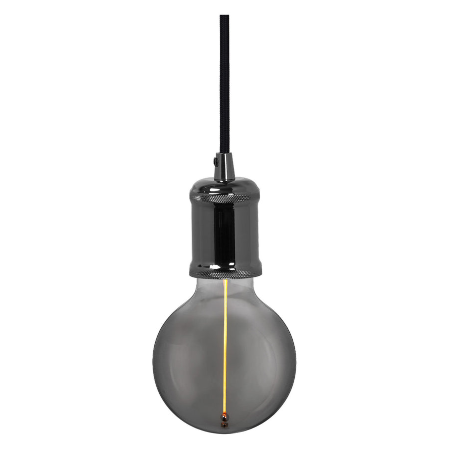 Suspension sur fond blanc avec douille cylindrique gris brillant, câble textile noir et ampoule globe fumée.