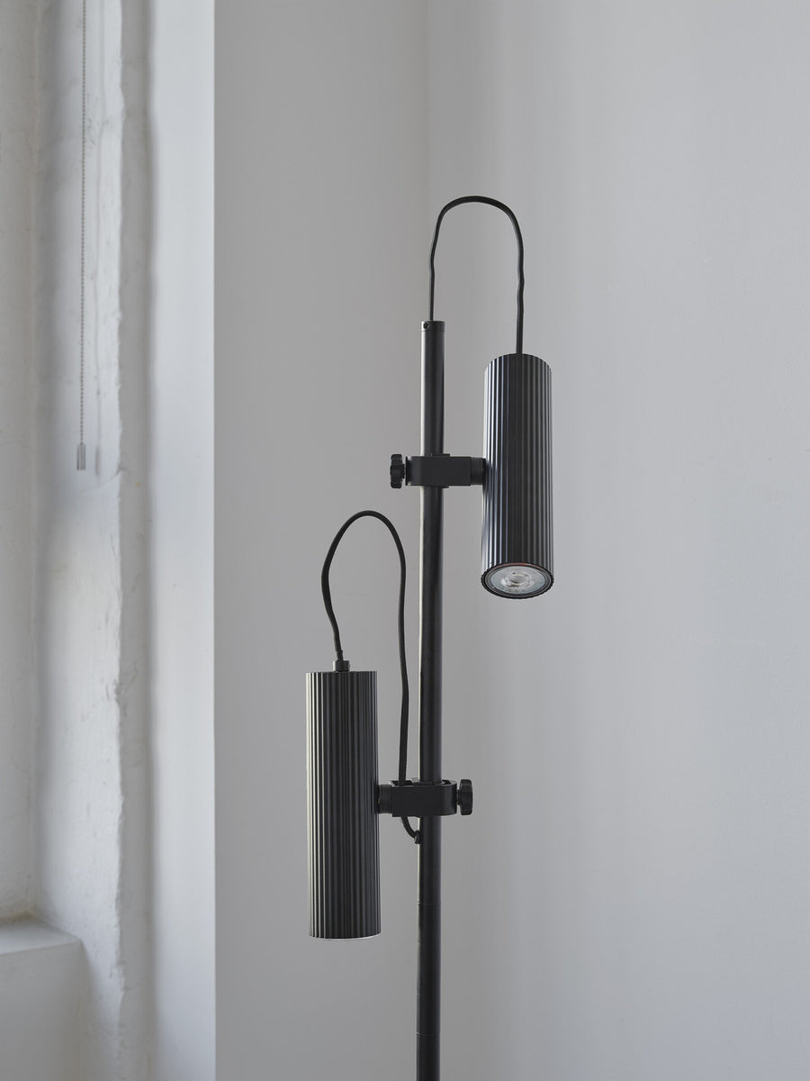 Détail rapproché des deux cylindres striés noirs et de leurs fixations.