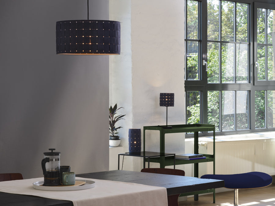 Vue d'ensemble : suspension et lampe à poser dans un intérieur contemporain.