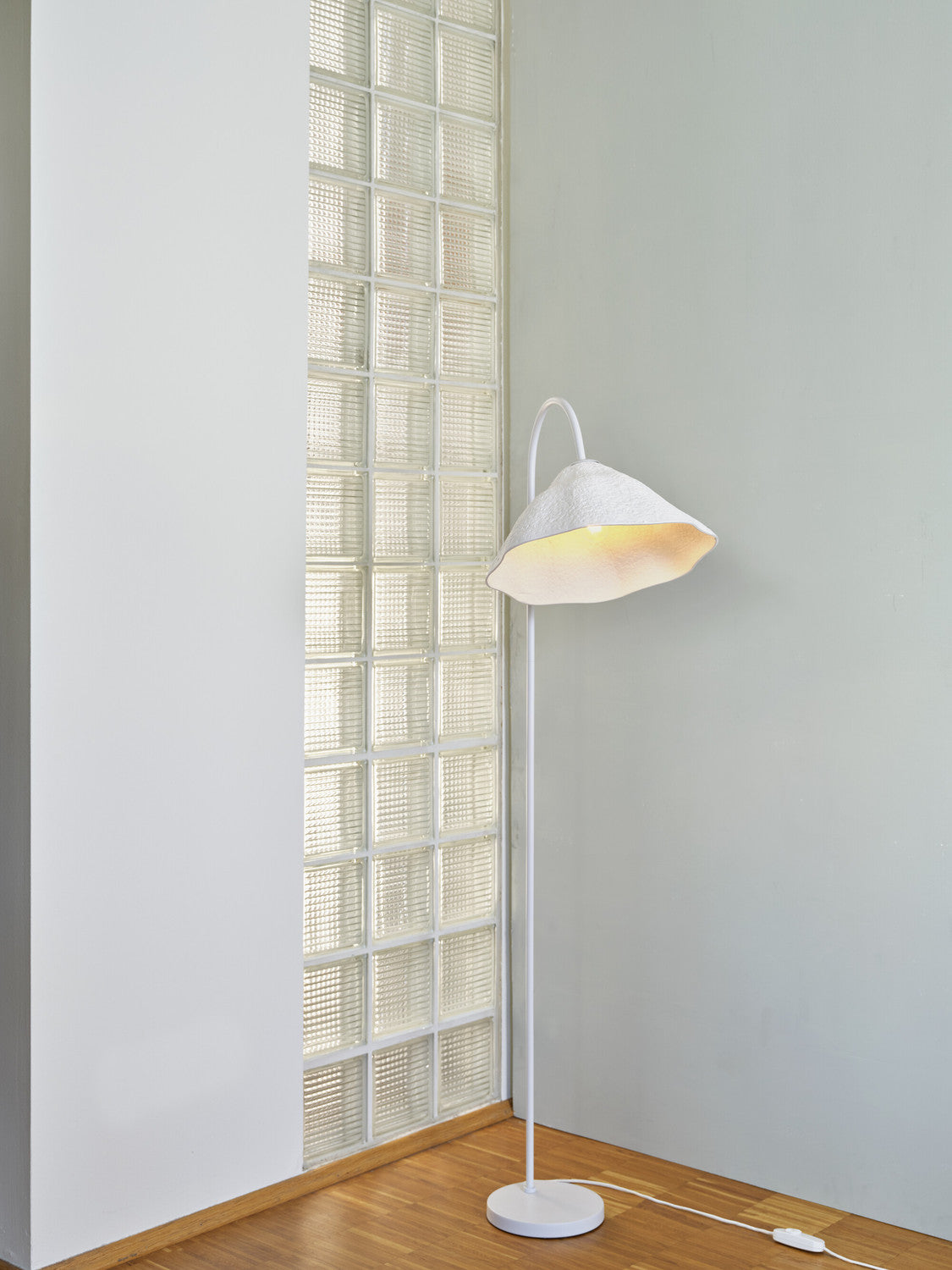 Vue rapprochée du lampadaire éclairé, dévoilant l'intérieur de l'abat-jour.