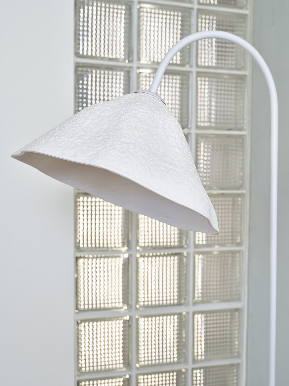Détail de l'abat-jour texturé blanc, évoquant une feuille de lotus froissée.