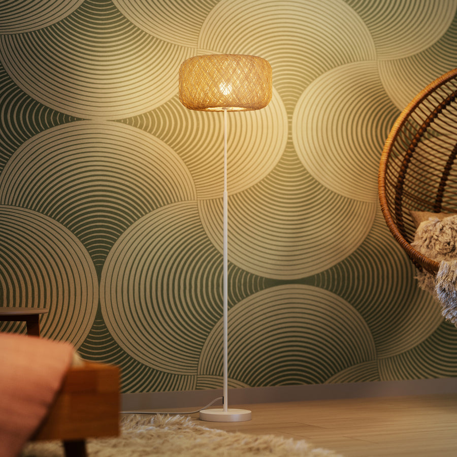 Gros plan sur l'abat-jour tressé du lampadaire allumé