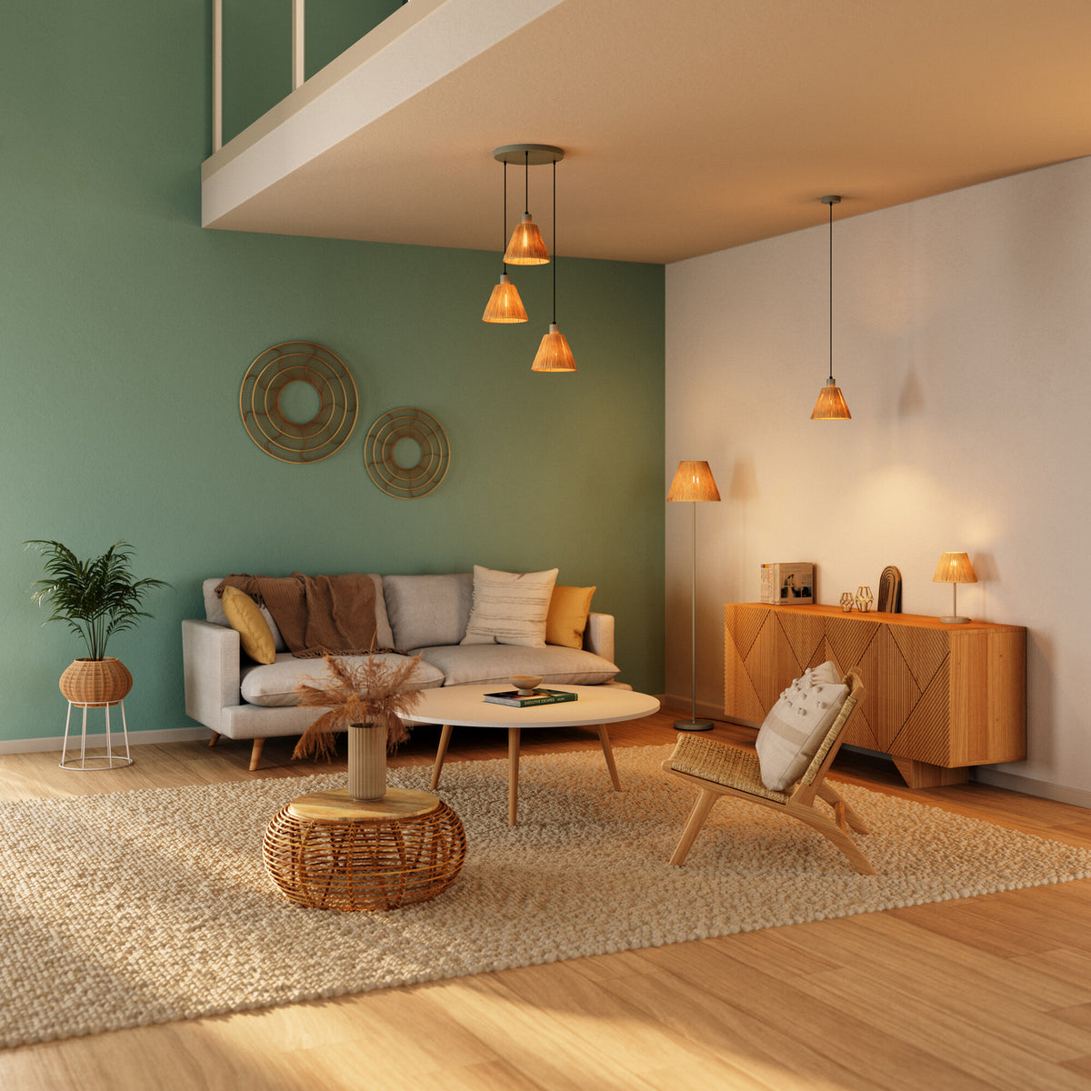 Mise en ambiance salon vert avec lampadaire allumé près du canapé et suspensions