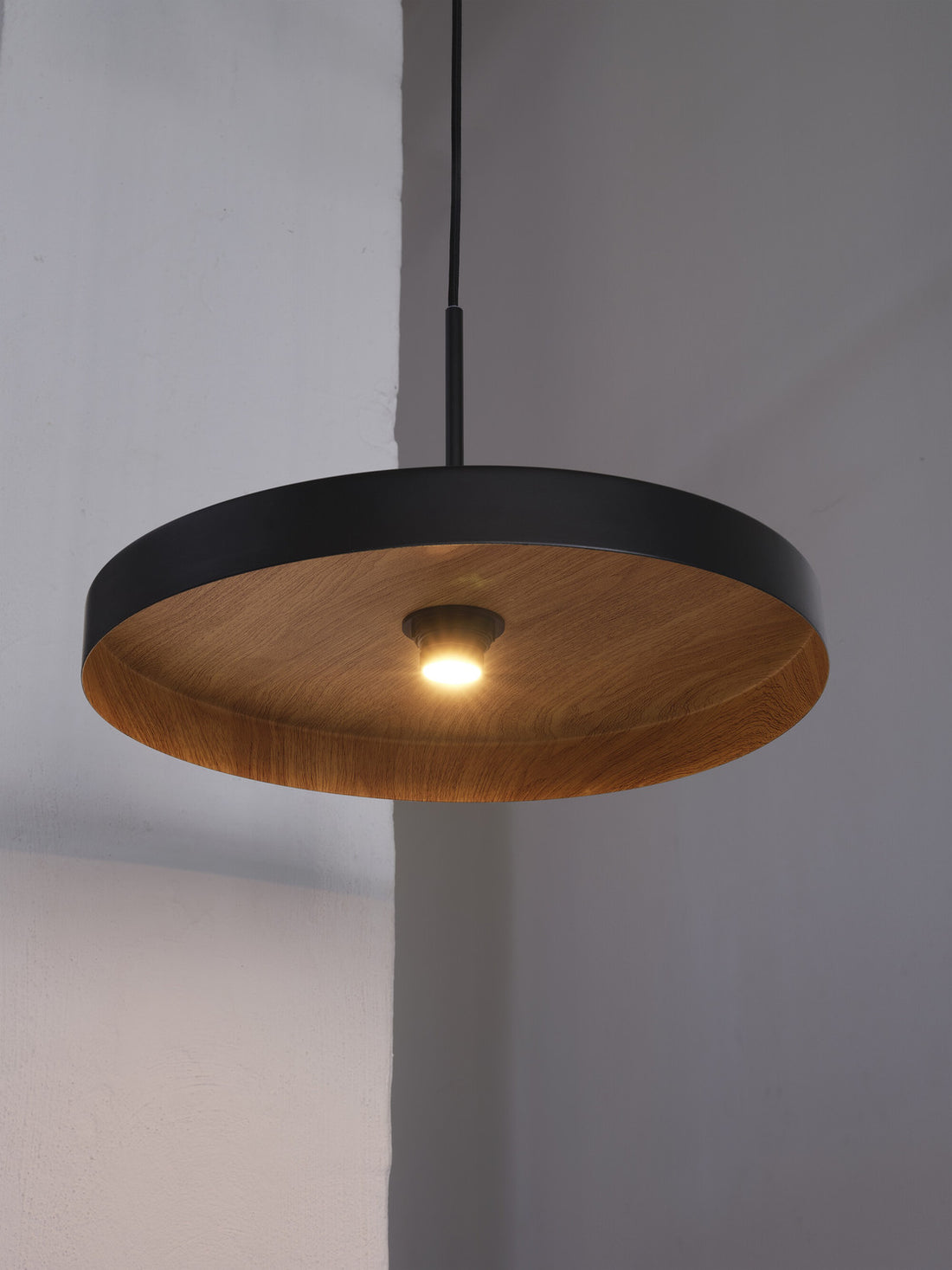 Suspension Plate noire et bois