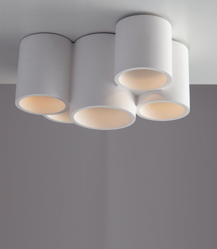 Luminaire fixé au plafond devant un mur gris, éclairage allumé
