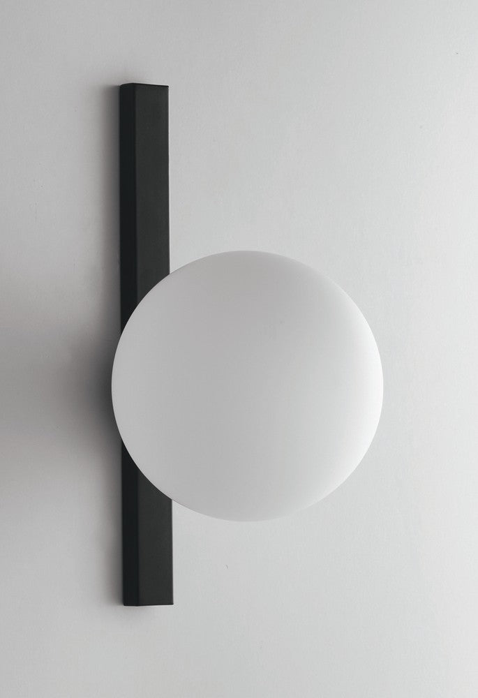 Applique murale fixée sur un mur blanc, gros plan montrant le montage du diffuseur sphérique