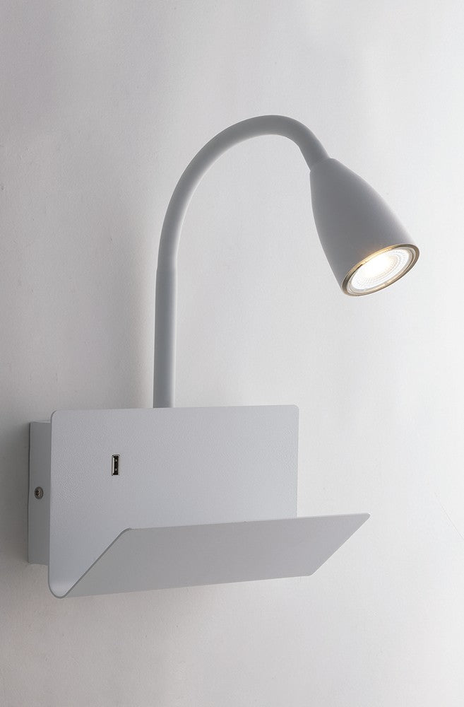 Détail de la base rectangulaire blanche avec port USB et support replié.