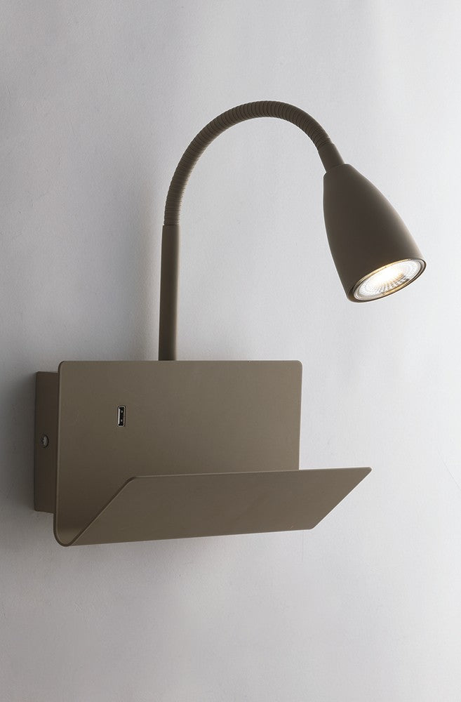 Vue rapprochée du bras flexible et du plateau porte-livres avec prise USB