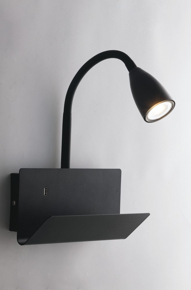 Vue rapprochée du socle noir mat avec port USB et petite étagère