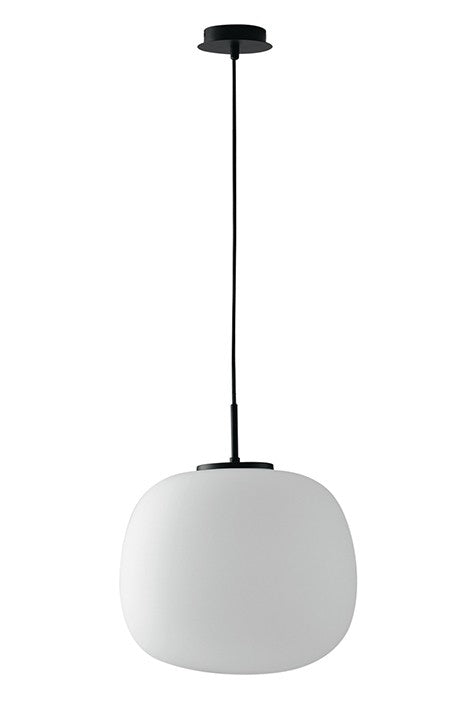 Vue de face du luminaire suspendu, abat-jour blanc et structure noire.
