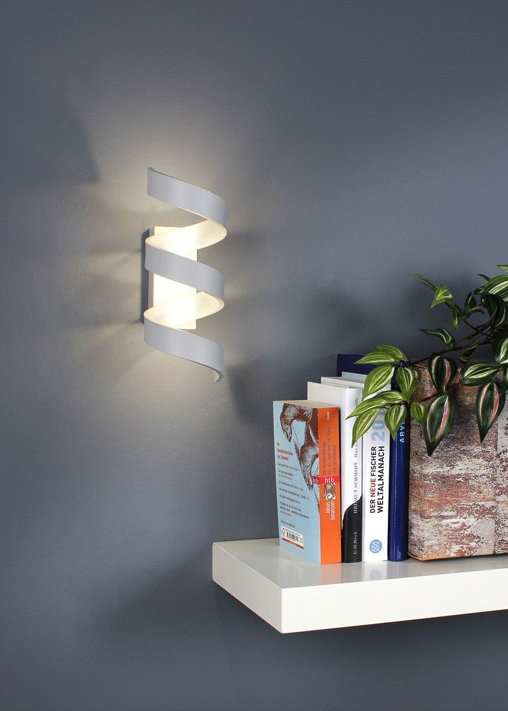 Mise en ambiance sur mur gris avec étagère, livres et plante verte