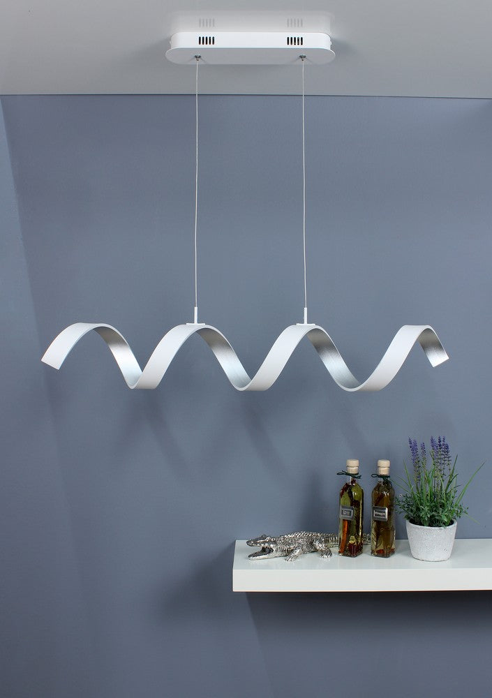 Vue en situation du luminaire allumé au-dessus d'une étagère décorée