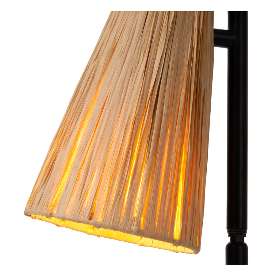 Gros plan sur la texture du rotin tressé laissant filtrer une lumière dorée