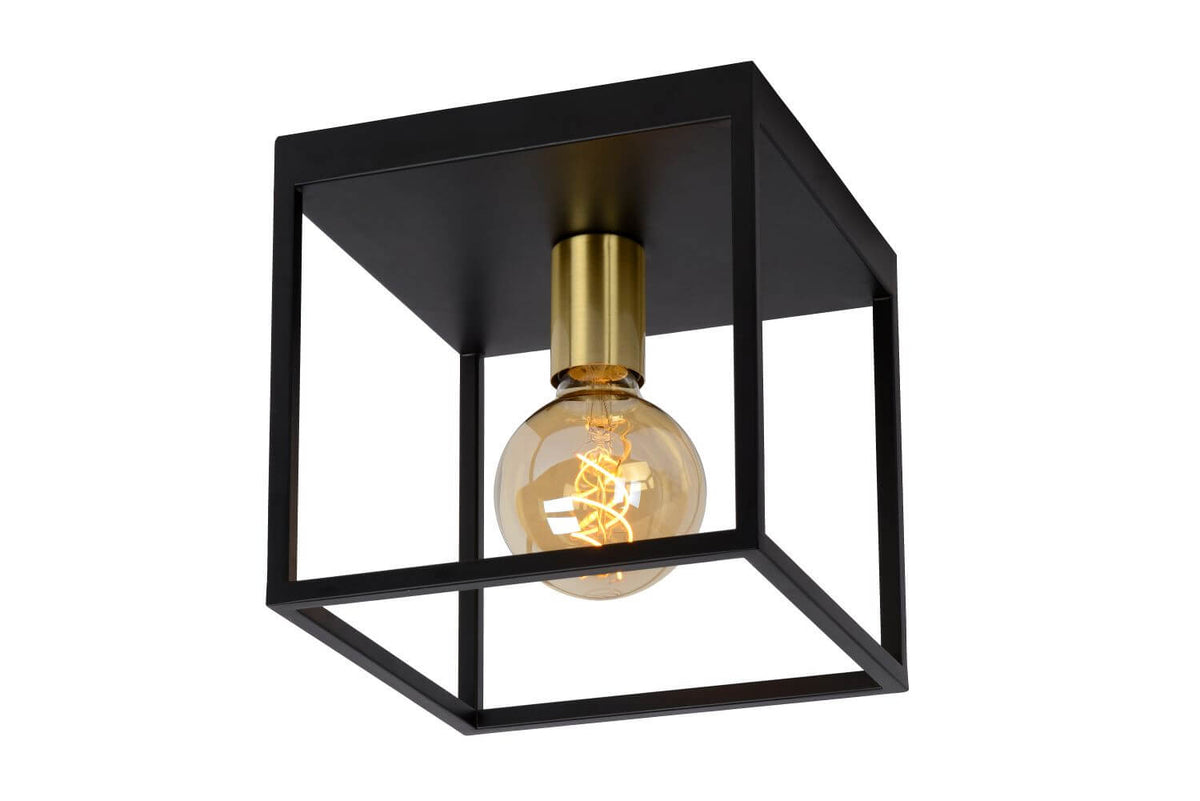 Vue de trois quarts du plafonnier cubique noir avec douille dorée et ampoule visible.