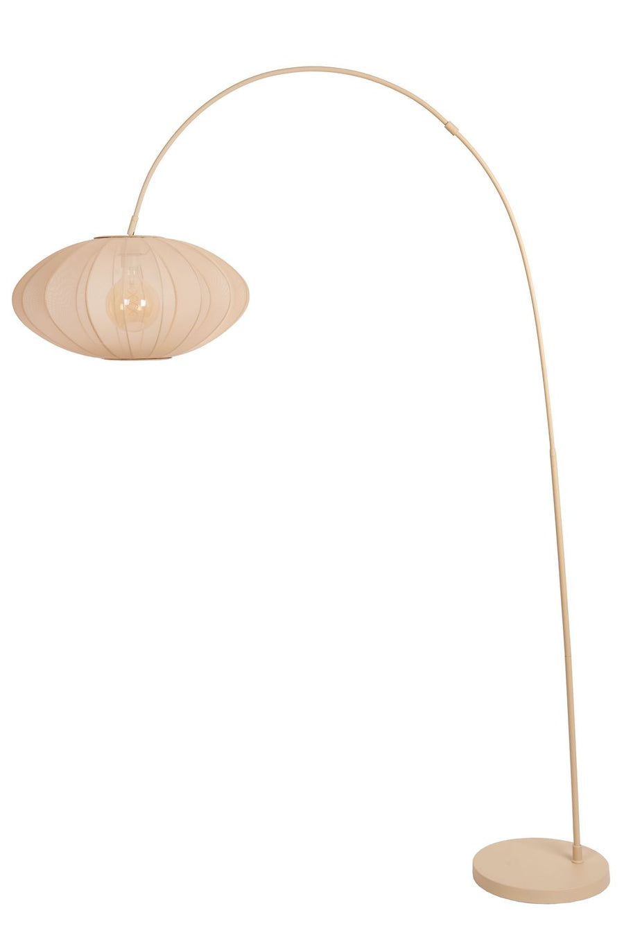 Lampadaire beige vu de trois quarts, abat-jour ovale à gauche et base à droite.