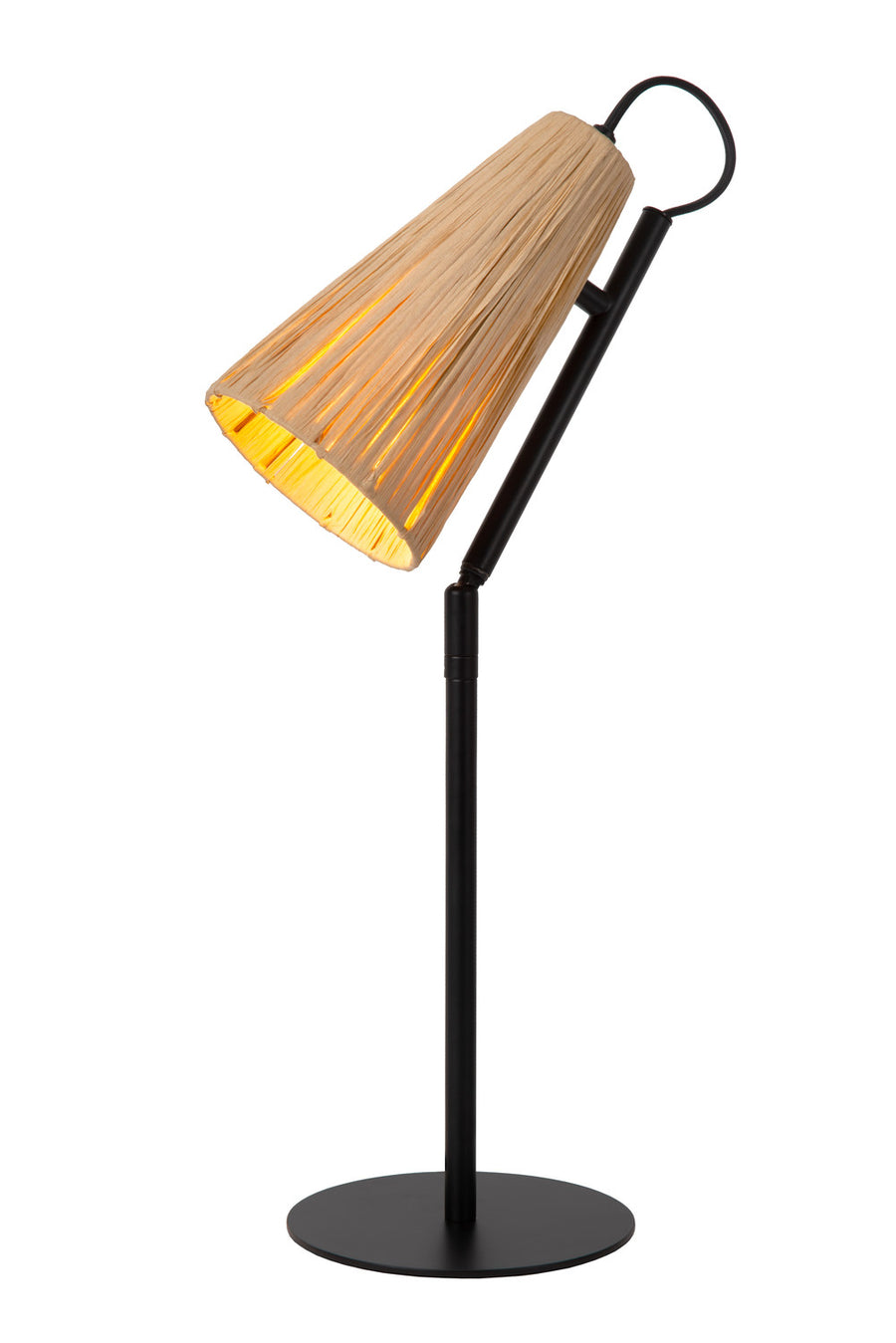 Vue de trois quarts du luminaire noir et rotin éclairé par une lumière chaude