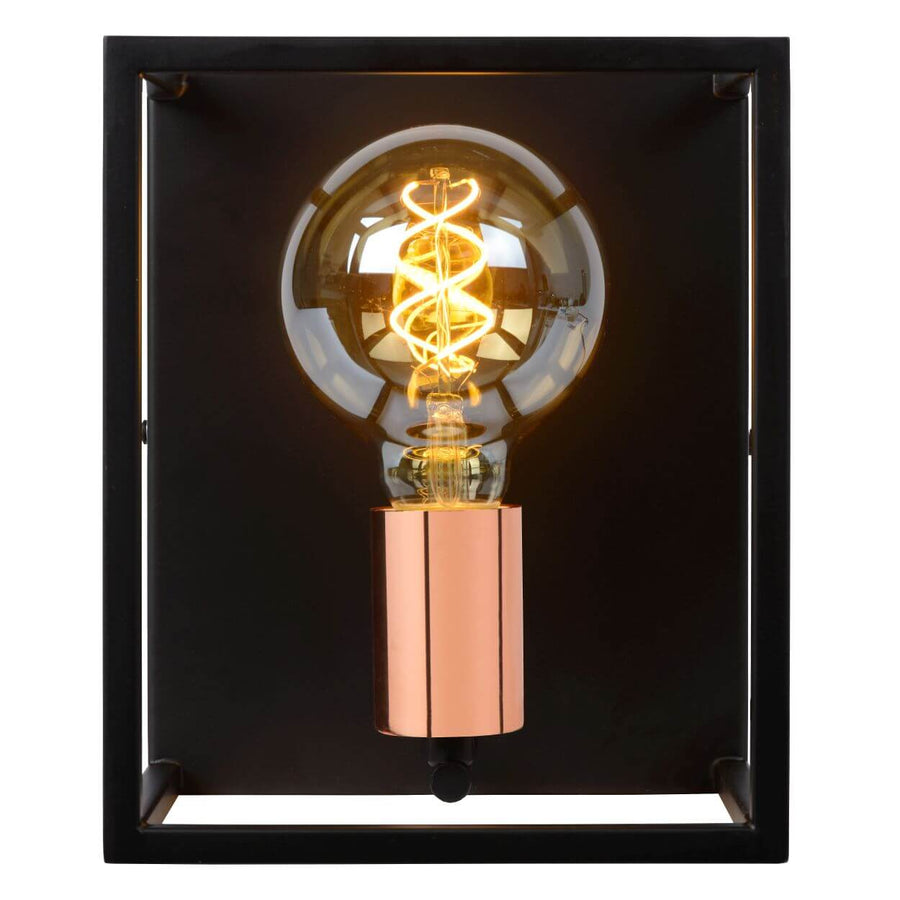 Vue de face rapprochée de l'applique, ampoule à filament spiralé allumée dans son cadre