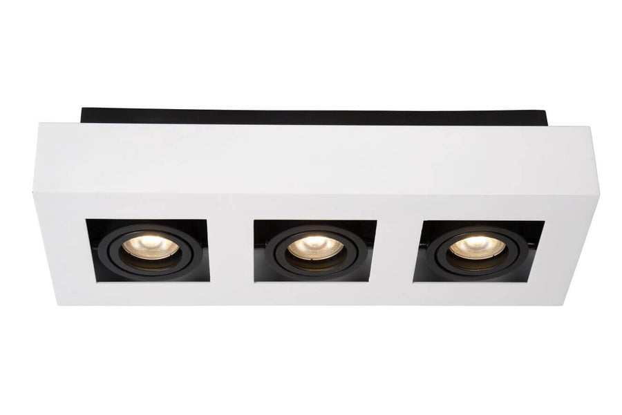 Produit de face sur fond blanc, trois spots encastrés dans un caisson blanc