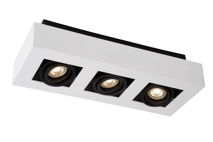 Vue en plongée montrant le dessus noir et les trois spots orientables du plafonnier