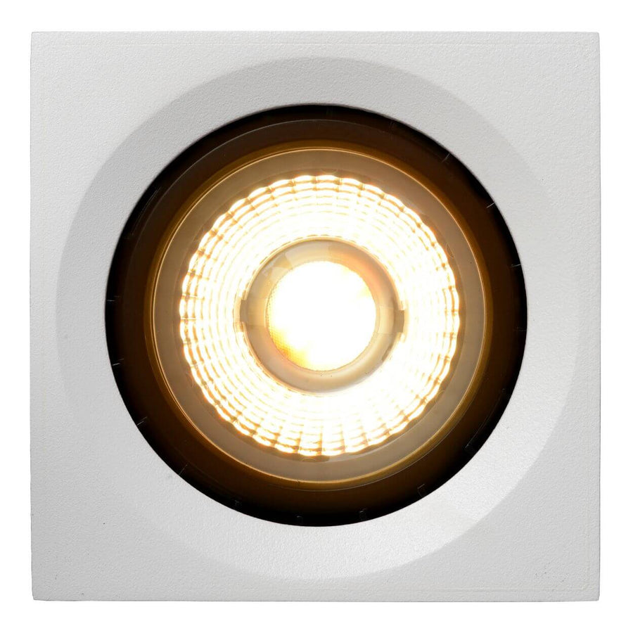 Gros plan de face du plafonnier carré blanc avec cercle lumineux central allumé.