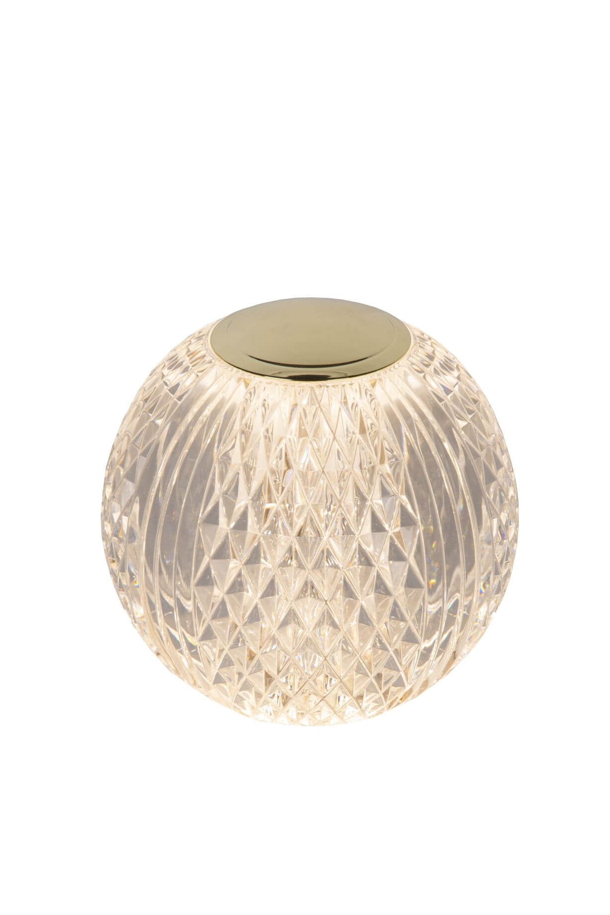Vue de trois quarts du luminaire éclairé, montrant la sphère en verre facetté.