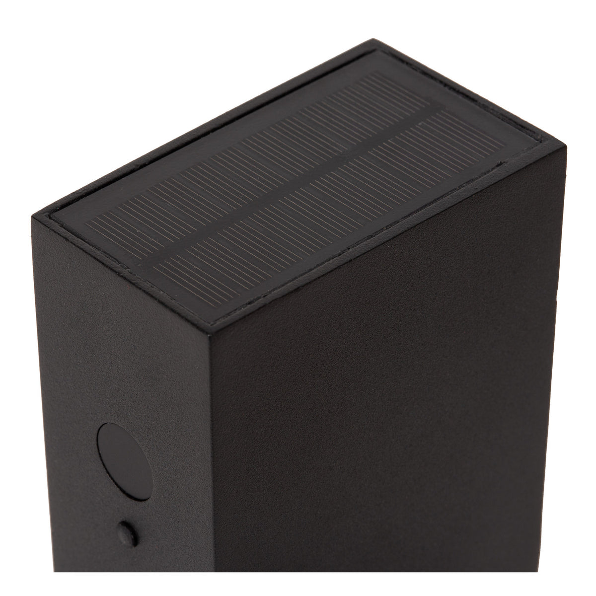 Détail du dessus montrant le panneau solaire strié intégré au boîtier noir.