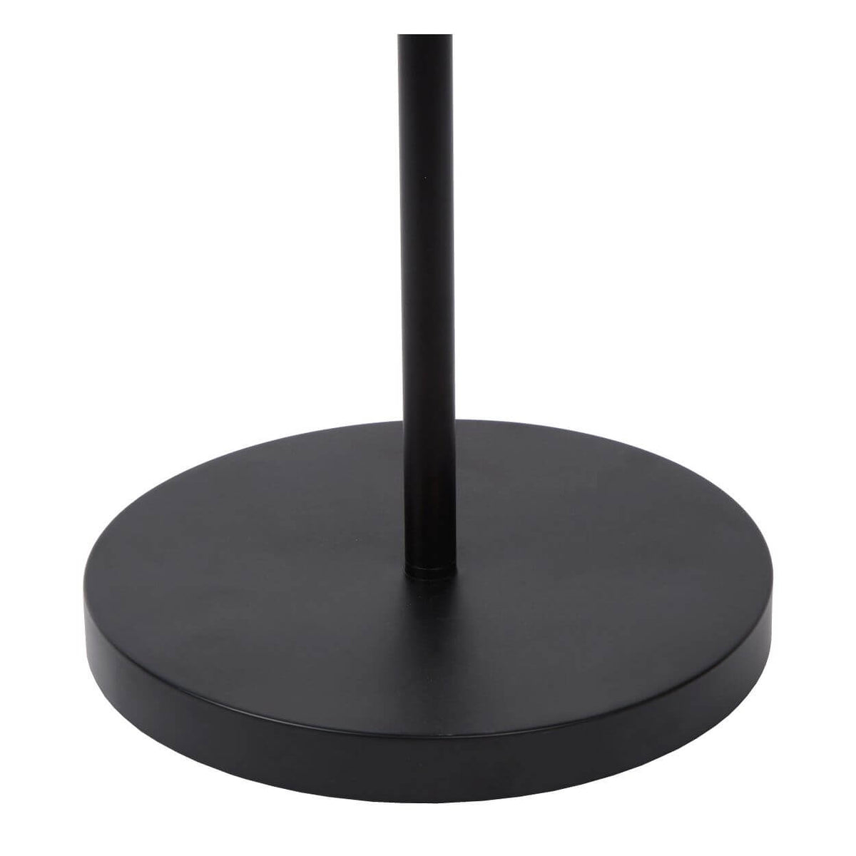 Détail de la base ronde noire et du fût vertical en métal