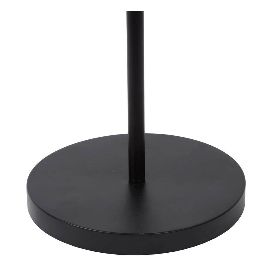 Détail de la base ronde noire et du fût vertical en métal